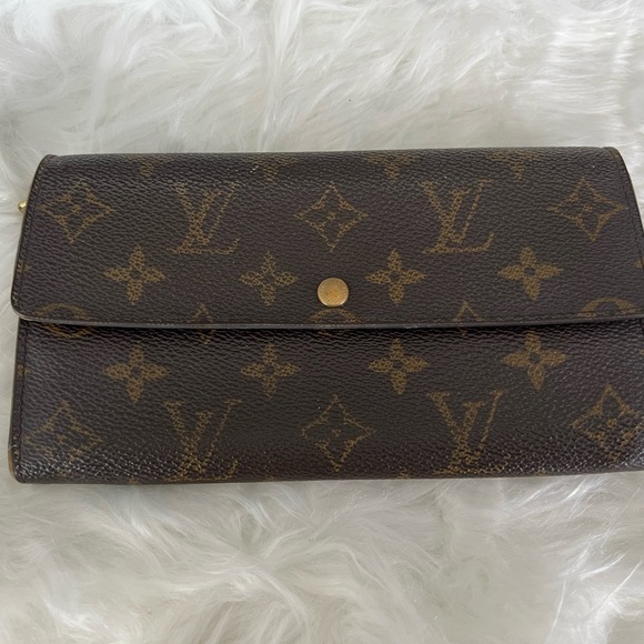 Authentic Louis Vuitton Monogram Sarah Wallet – Convertible Crossbody🤎